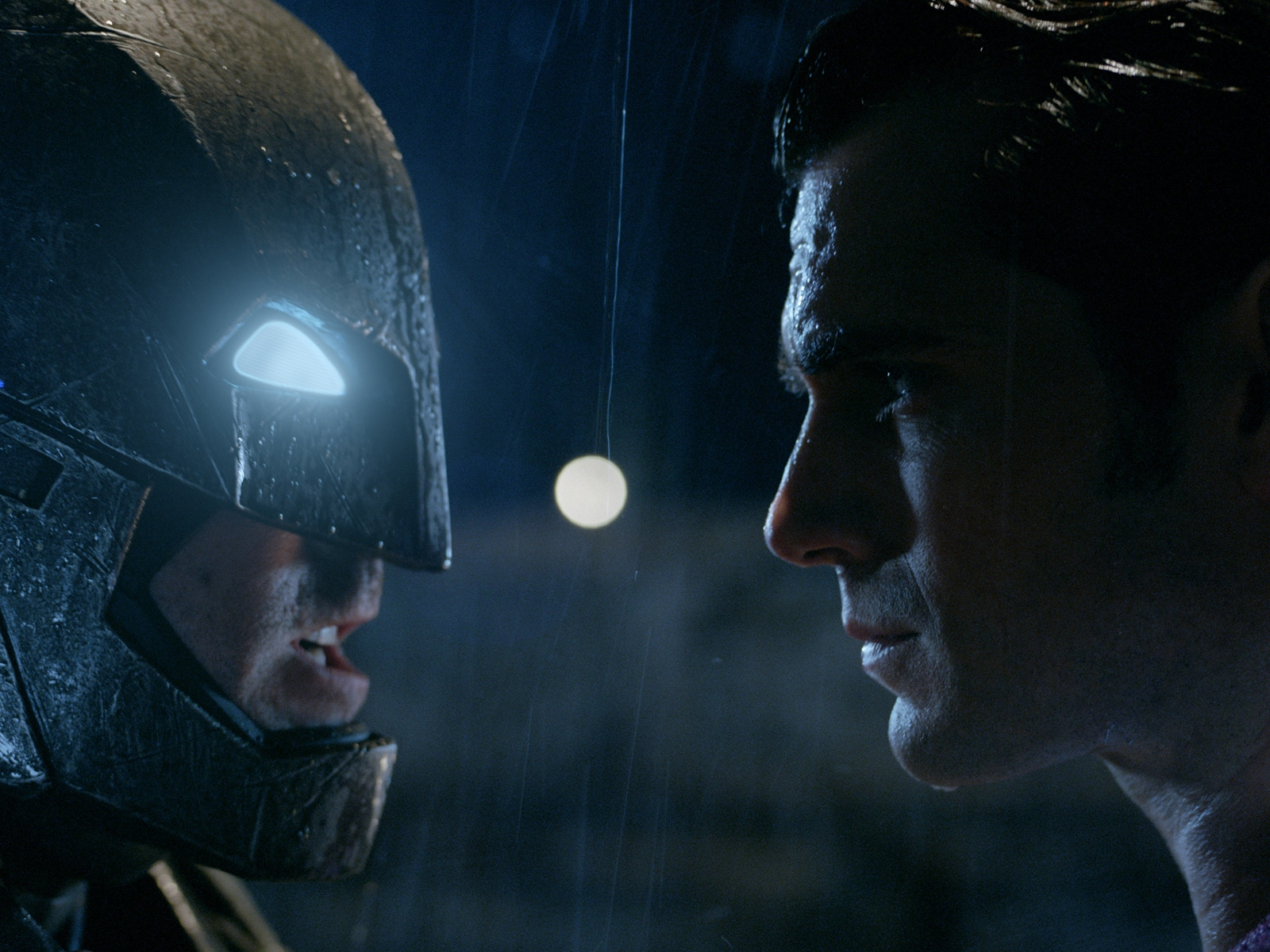 Let’s analyze the new ‘Batman v Superman’ images